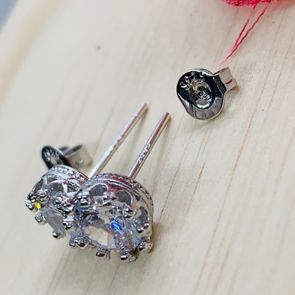 🌟 Sterling Silver 925 CZ Stud Earrings - Picture 4 of 4